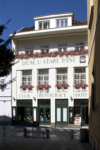 アット ジ オールド レディ