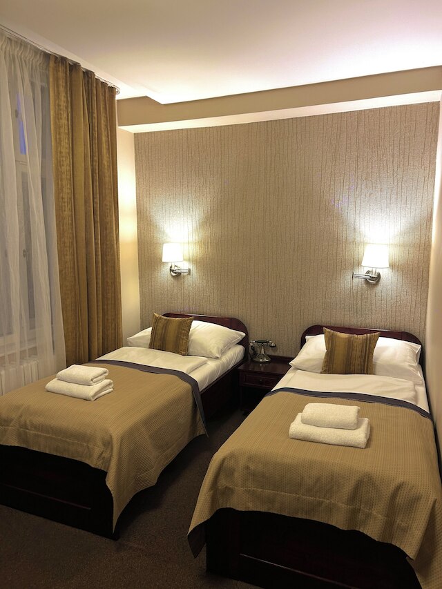 アット ジ オールド レディ