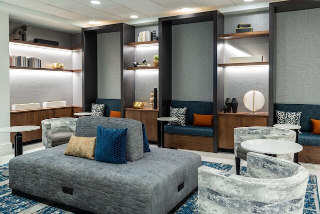 ヒルトン ガーデン イン アーリントン / コートハウス プラザ