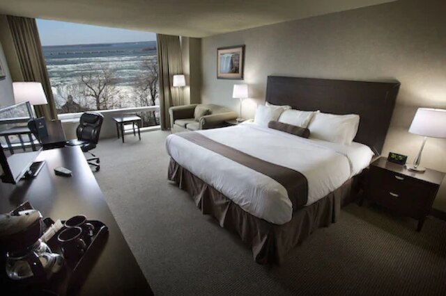 オークス ホテル オーバールッキング ザ フォールズ