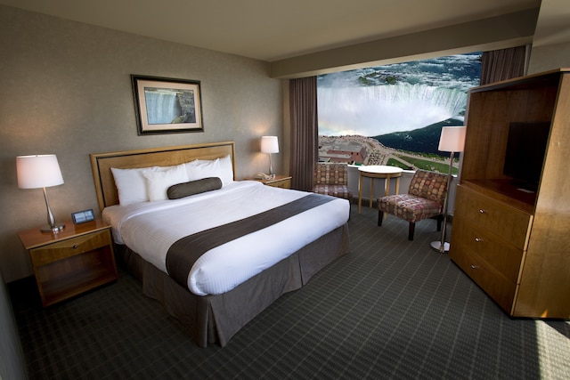 オークス ホテル オーバールッキング ザ フォールズ