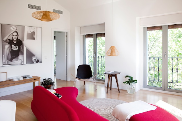 60 バルコニーズ アート