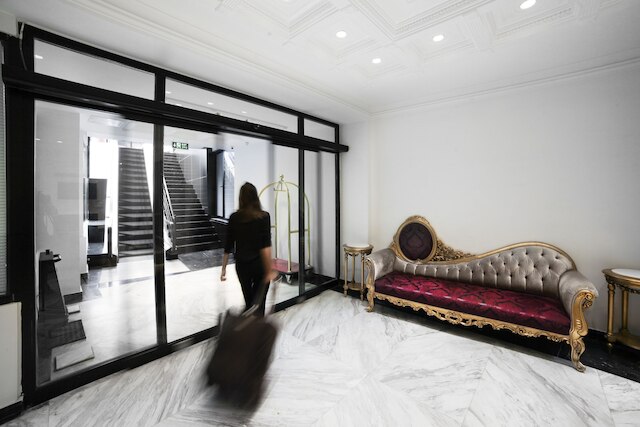 ホワイト モナーク ホテル