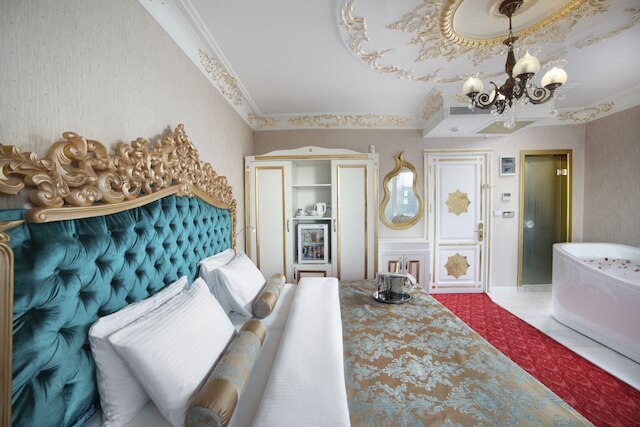 ホワイト モナーク ホテル