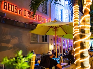 ベッズ アンド ドリンクズ ホステル