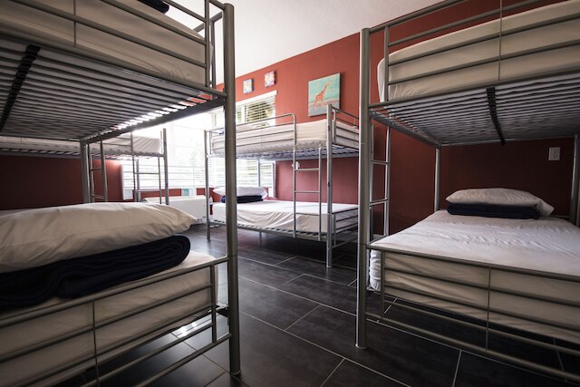 ベッズ アンド ドリンクズ ホステル