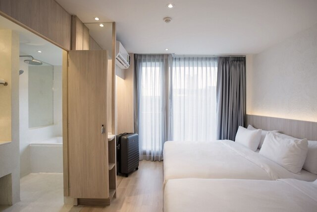 バルコニー シーサイド スリラチャ ホテル & サービスド アパートメンツ