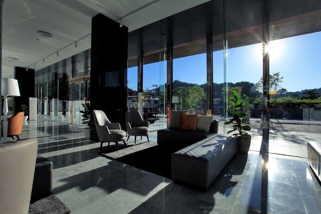 バルコニー シーサイド スリラチャ ホテル & サービスド アパートメンツ