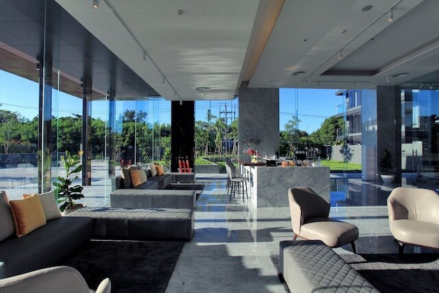 バルコニー シーサイド スリラチャ ホテル & サービスド アパートメンツ