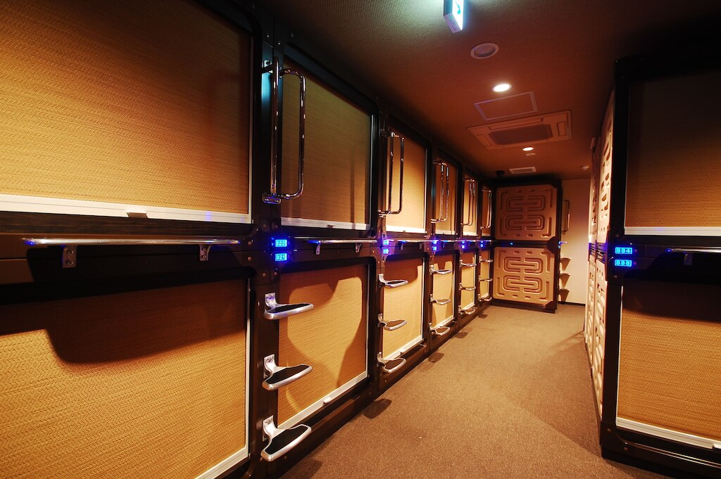 3.豪華カプセルホテル 安心お宿 新橋店