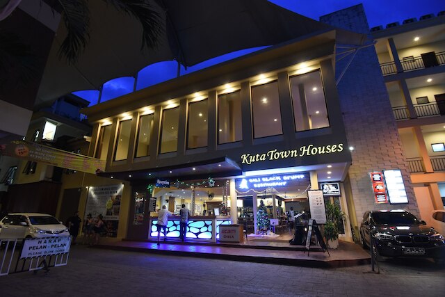 クタ タウンハウス アパートメンツ