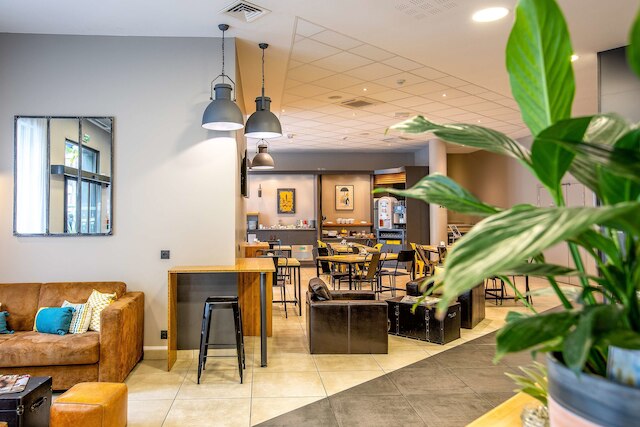 ベストウェスタン プラス スーツケース パリ ラ デファンス