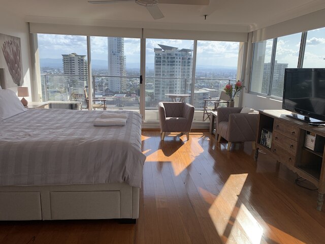 ザ ペントハウスィズ アパートメンツ