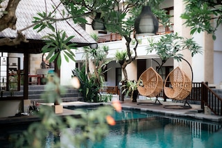 フォーティーン ローゼズ ビーチ ホテル