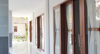 スワンデウィ ホームステイ