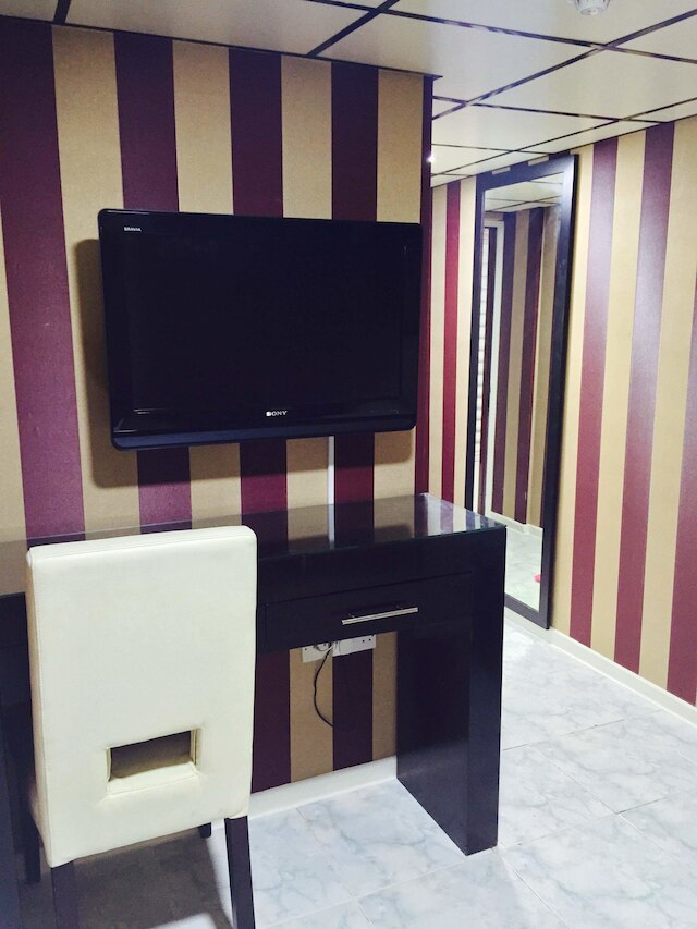 ウエスト ホテル (偉晴軒酒店)