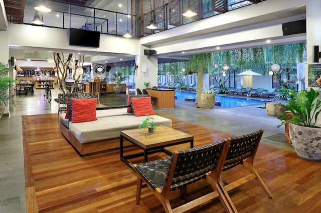 ホテル  ネEO+ クタ レギャン バイ アストン