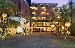 ホテル  ネEO+ クタ レギャン バイ アストン