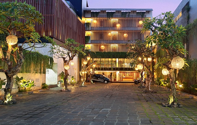 ホテル  ネEO+ クタ レギャン バイ アストン