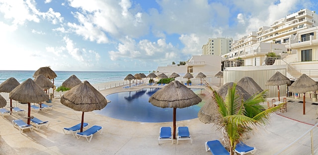 オーシャンフロントホワイトサンドビーチコンド