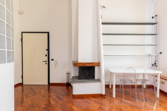 モダン アパートメント ウィズ メザニン バイ ワンダフル イタリー