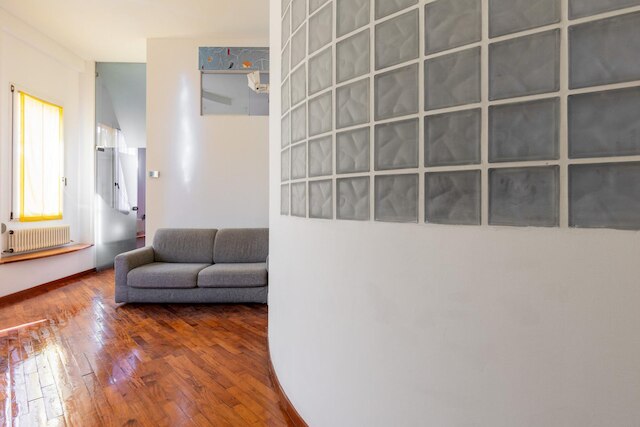 モダン アパートメント ウィズ メザニン バイ ワンダフル イタリー