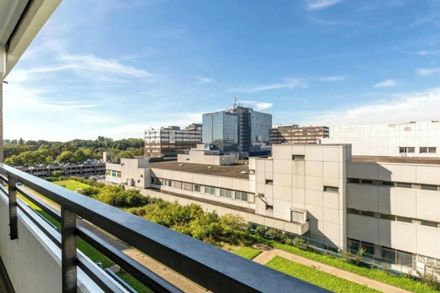 スタニング 1 ベッド アパートメント イイン ノイス