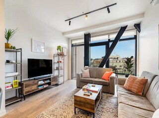 モダン リビング イン プライム ロケーション !