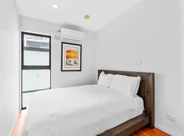 スリーク モダン パッド ネクスト トゥ スパーク アリーナ: ゾディアック ステイズ