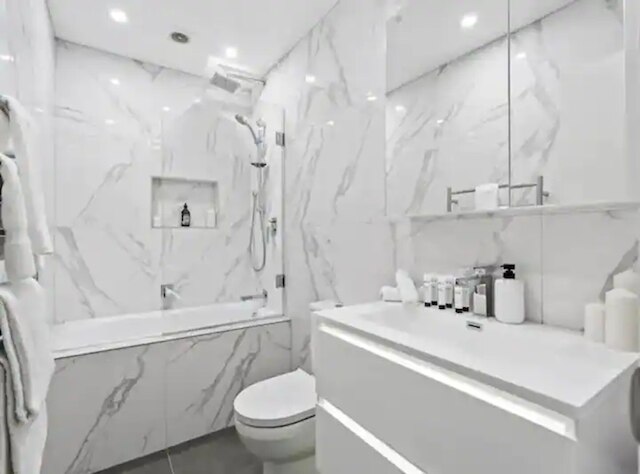 スリーク モダン パッド ネクスト トゥ スパーク アリーナ: ゾディアック ステイズ