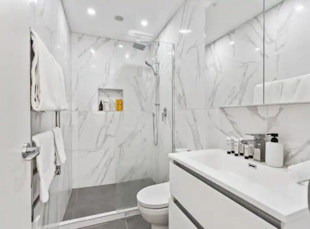 スリーク モダン パッド ネクスト トゥ スパーク アリーナ: ゾディアック ステイズ