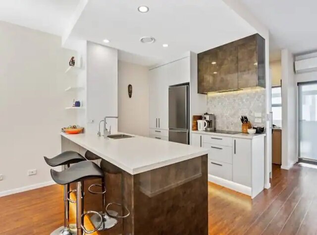 スリーク モダン パッド ネクスト トゥ スパーク アリーナ: ゾディアック ステイズ