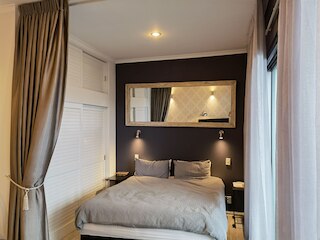 バイアダクト アパートメント ウィズ ア バルコニー by ゾディアック ステイズ