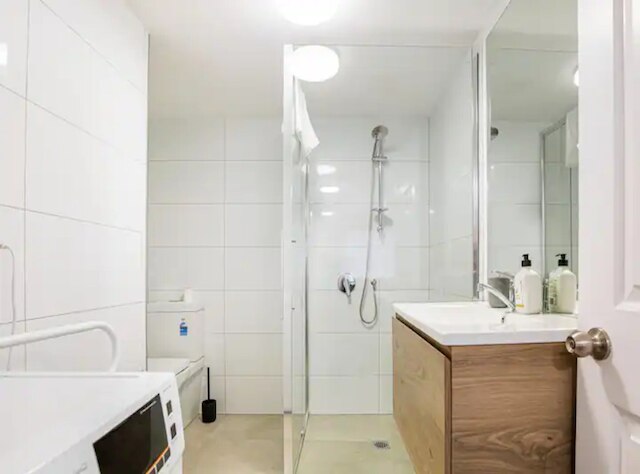 フリシュリー リノベーテッド グレイ リン 3ベッドルーム ユニット !