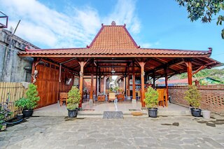 OYO 92606 Djoglo Boto ホームステイ シャリーア