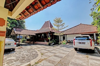 Capital O 92894 グリヤ ラティファ ホームステイ シャリア