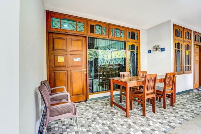 スーパー OYO ティティック コマ ゲストハウス