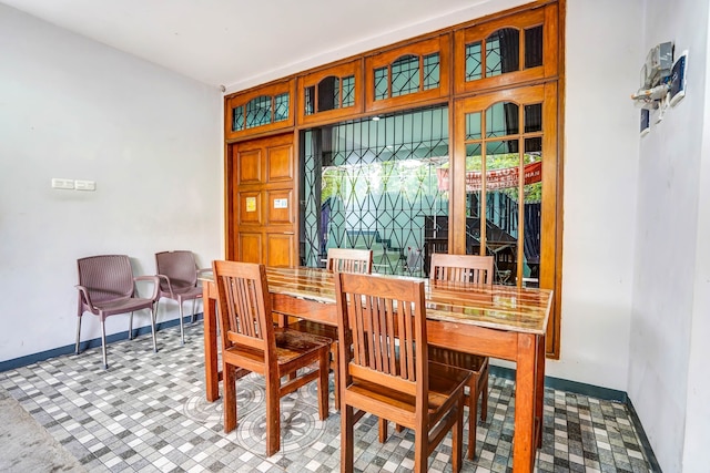 スーパー OYO ティティック コマ ゲストハウス