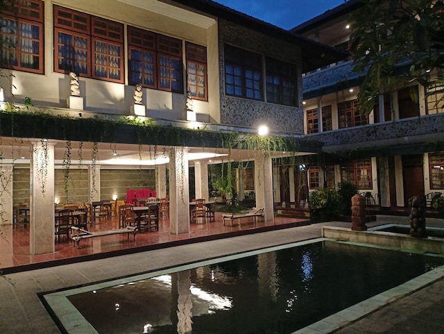 カトゥールアディプトラホテル