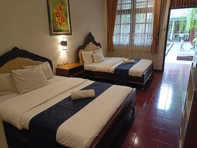 カトゥールアディプトラホテル