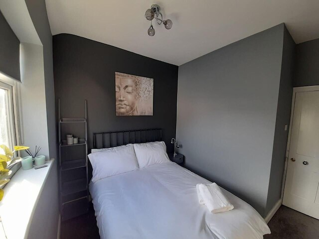 スペーシャス 5 ベッド ハウス - スリープス 10, ガーデン & パーキング