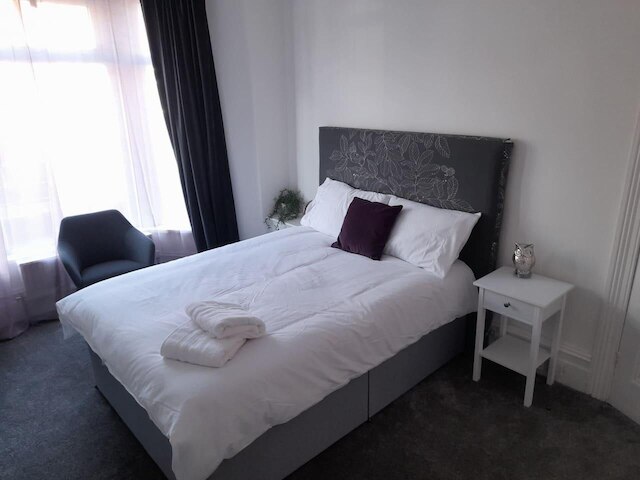 スペーシャス 5 ベッド ハウス - スリープス 10, ガーデン & パーキング