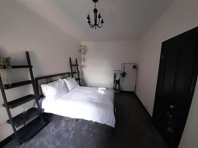 スペーシャス 5 ベッド ハウス - スリープス 10, ガーデン & パーキング