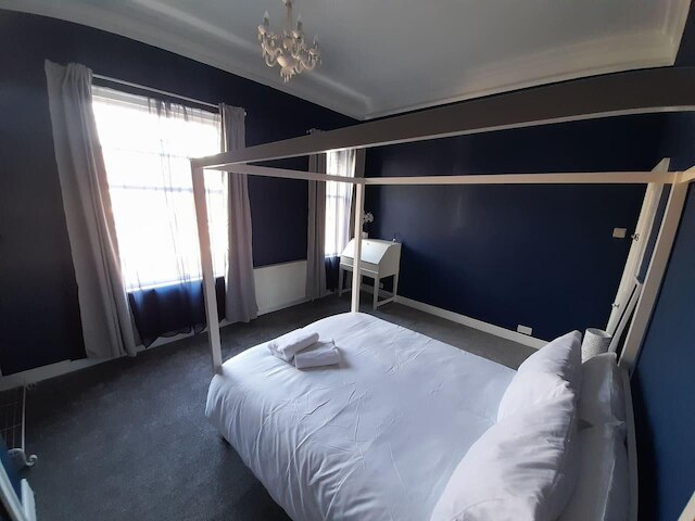 スペーシャス 5 ベッド ハウス - スリープス 10, ガーデン & パーキング