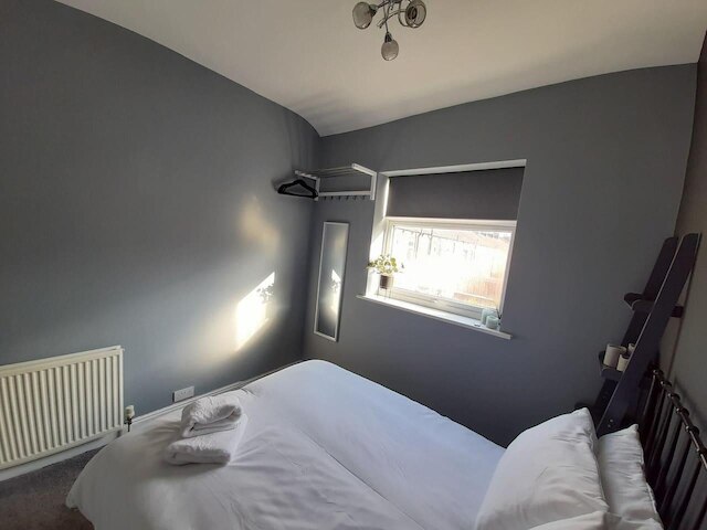 スペーシャス 5 ベッド ハウス - スリープス 10, ガーデン & パーキング