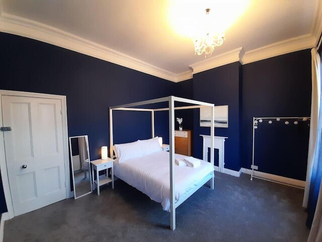 スペーシャス 5 ベッド ハウス - スリープス 10, ガーデン & パーキング