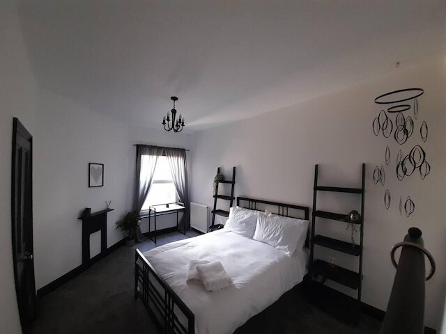 スペーシャス 5 ベッド ハウス - スリープス 10, ガーデン & パーキング