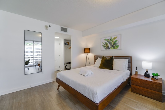 コンド・ウィズ・ビュー・シティ・ビューズ・イン・ブリケル