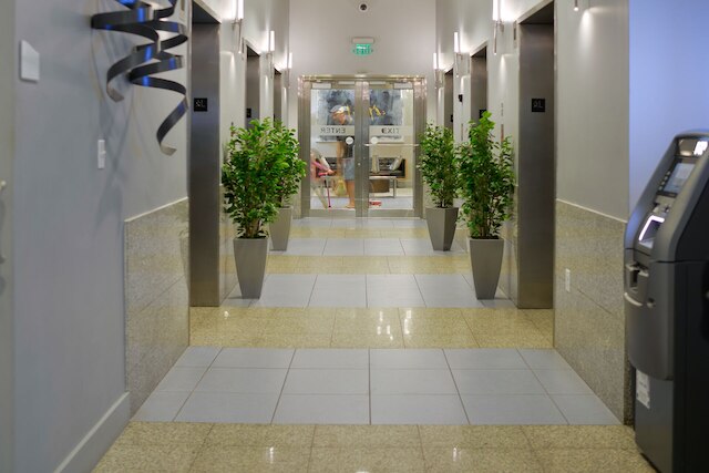 コンド・ウィズ・ビュー・シティ・ビューズ・イン・ブリケル