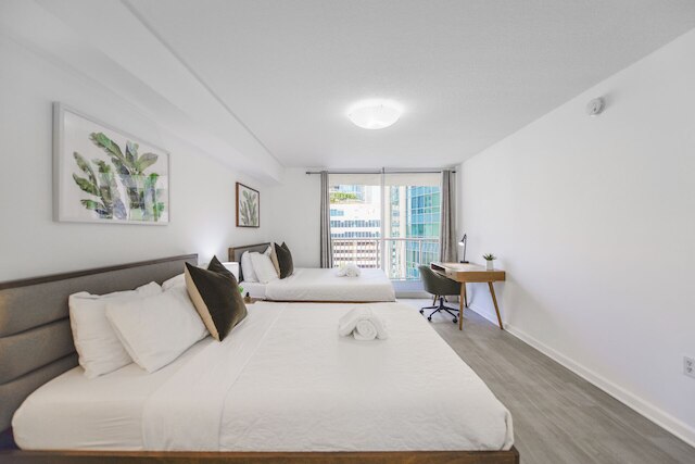 コンド・ウィズ・ビュー・シティ・ビューズ・イン・ブリケル